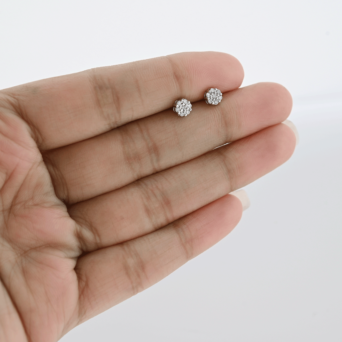 10K White Gold 0.11 CT Natural Diamond Flower Stud Men Women Earrings — view 5